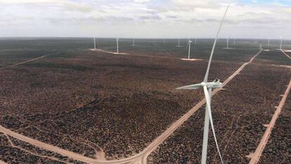Parque eólico construido por la empresa Genneia en Puerto Madryn, en la patagonia argentina.