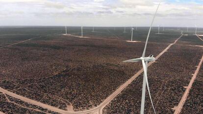 Parque eólico construido por la empresa Genneia en Puerto Madryn, en la patagonia argentina. 