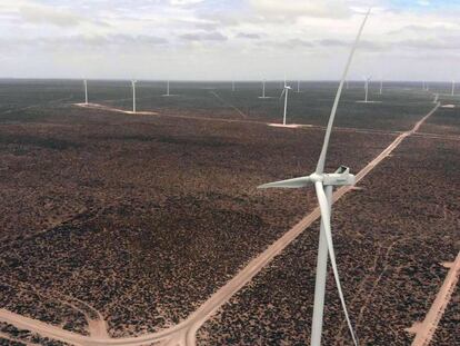 Parque eólico construido por la empresa Genneia en Puerto Madryn, en la patagonia argentina. 