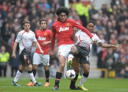 Fellaini y Sterling luchan por el balón