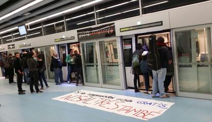 Miembros de Stop Subidas bloquean puertas de la L9.