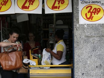 Mulher faz compras no Rio de Janeiro, nesta ter&ccedil;a.