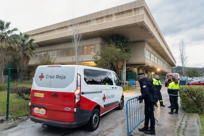 La policía local y Cruz Roja, este lunes en el polideportivo de Málaga donde el Ayuntamiento ha instalado un dispositivo para los desalojados por riesgo de lluvias.