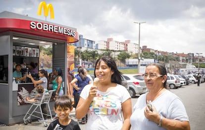 Narissa, de 14 años, su abuela María Elena y Braian, de siete, tras su primera visita al quiosco de la franquicia el 30 de noviembre