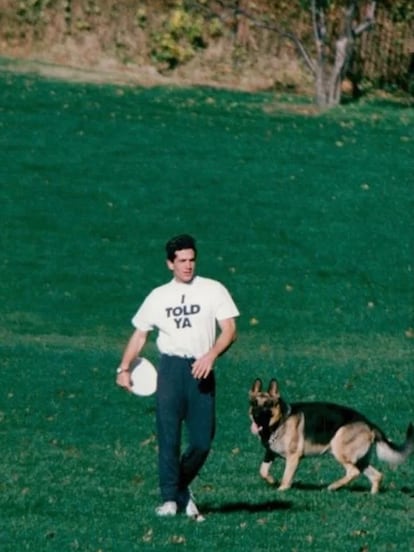 John John Kennedy jugando con su perro a principios de los noventa.