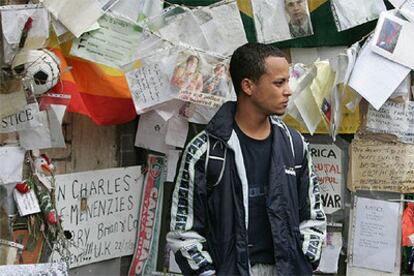 Alessandro Pereira, primo de Jean Charles de Menezes, entre los tributos al joven en la estación de metro de Stockwell.