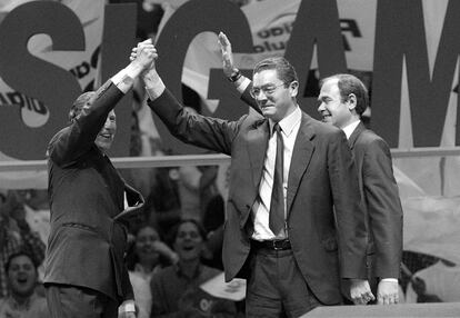 Alberto Ruiz-Gallardón repite mayoría absoluta. La candidatura del PP logra el 51,07% de los sufragios (55 de los 102 escaños en liza) con una participación del 60% sobre un censo de 4.281.000 electores. En la imagen, el entonces alcalde madrileño, José María Álvarez del Manzano, levanta el brazo a Gallardón en presencia de Pío García Escudero, en junio de 1999.