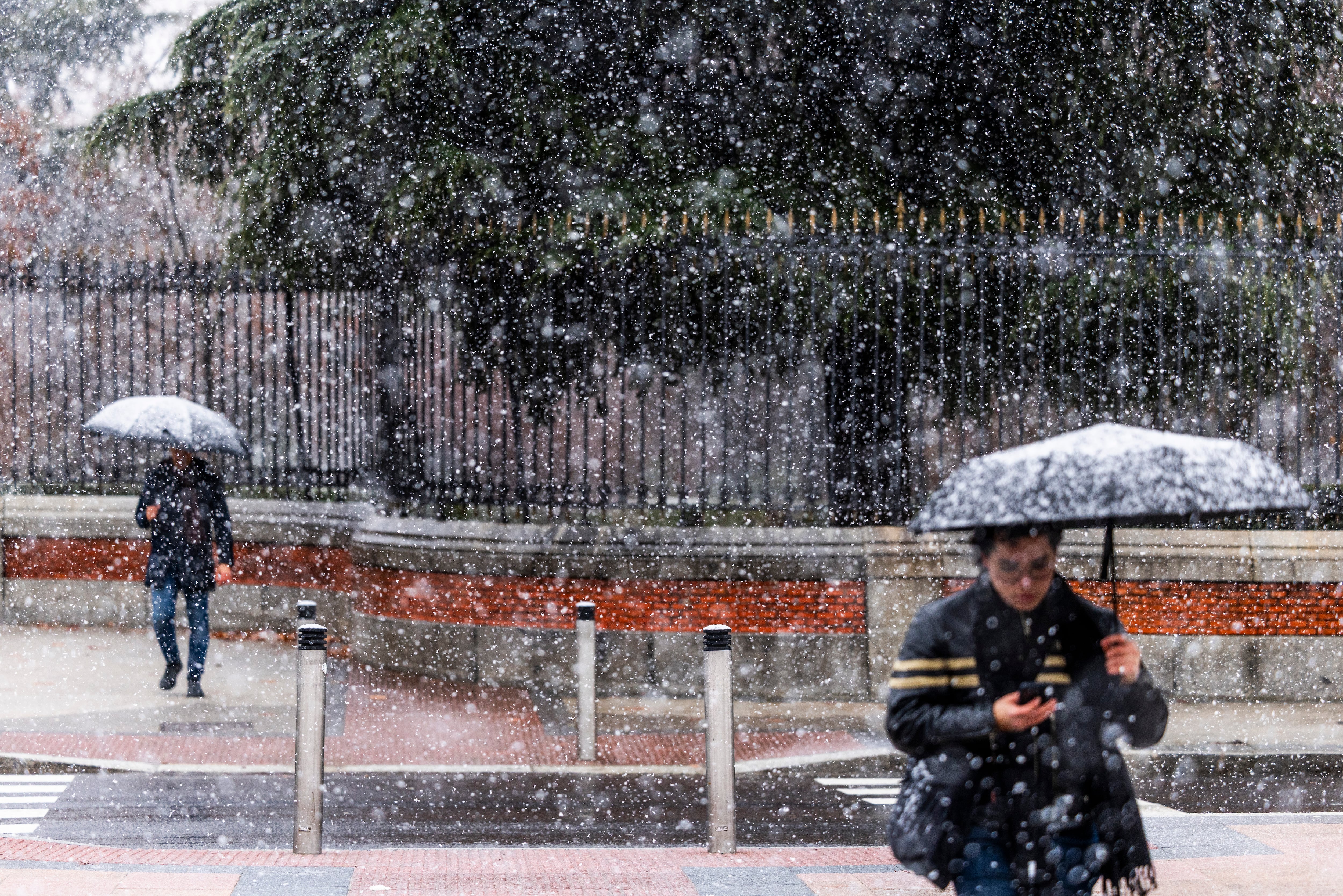 Personas caminan por los alrededores del parque El Retiro, en Madrid.