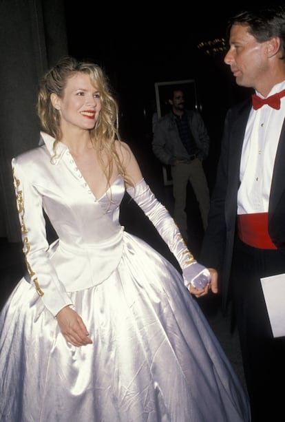 Kim Basinger, junto a su hermano en la ceremonia de 1990. El vestido blanco con una sola manga fue una decisión poco acertada.
