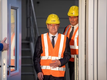 El canciller alemán, Olaf Scholz, en una visita a una fábrica en la ciudad de Schwarzheide, el pasado 1 de noviembre.