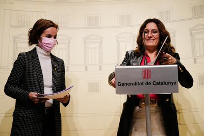 La consejera de la Presidencia, Laura Vilagrà (d) y la Secretaria General del Deporte, Anna Caula (i)