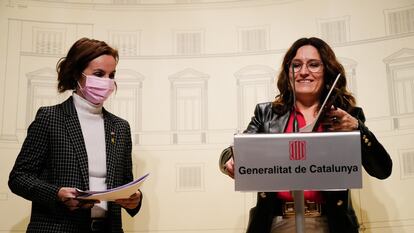 La consejera de la Presidencia, Laura Vilagrà (d) y la Secretaria General del Deporte, Anna Caula (i).