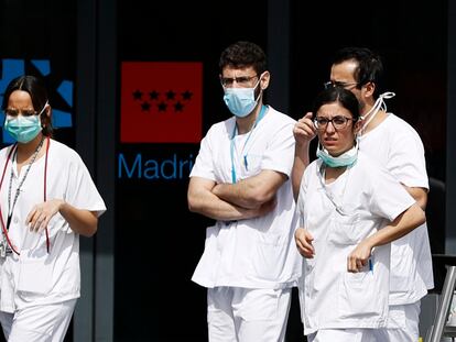 Personal sanitario a la entrada del hospital de La Paz de Madrid.