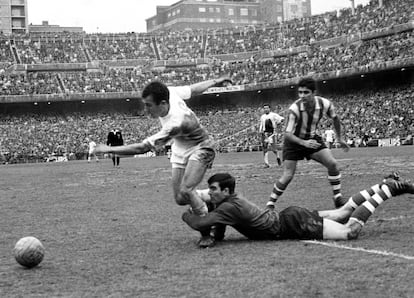 El guardameta del Athletic de Bilbao Iribar comete penalti sobre el delantero del Real Madrid Amancio, en el encuentro correspondiente a un partido de la Liga en 1968.