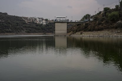 La presa Madín, vista desde la orilla del agua. La decisión de Sheinbaum se produce ante la crisis que vive el sistema Cutzamala, que provee a parte de la capital. Sus niveles continúan disminuyendo y esta semana el agua solo llenaba el 42,9% de la capacidad del conjunto de presas, un 23% menos que en el mismo mes del año pasado.