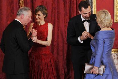 Las dos parejas reales intercambian saludos antes de la cena de gala que se celebró ayer por la noche en el palacio Real.