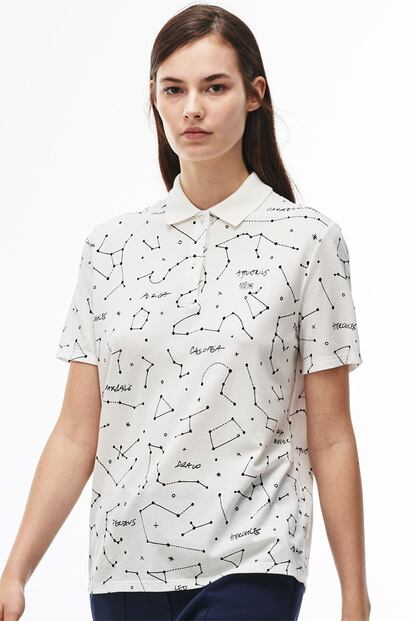 Polo con estampado de constelaciones, de Lacoste (50 euros).