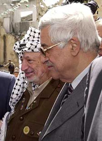 Yasir Arafat, con el recién nombrado primer ministro de la Autoridad Nacional Palestina, Abu Mazen.