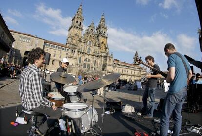 Los miembros de The Last Minute Experience durante su actuaci&oacute;n en la plaza del Obradoiro.