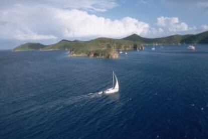 Un velero frente a la isla de Norman (Islas Vírgenes Británicas, en el Caribe), en la que se inspiró Robert Louis Stevenson al escribir 'La isla del Tesoro'.