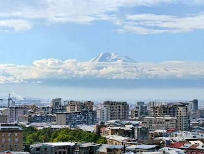 Vista del monte Ararat y de Ereván, capital de Armenia.