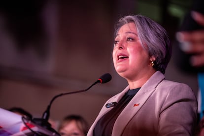 La candidata de la izquierda chilena a las elecciones presidenciales, Jeannette Jara, celebra su victoria ante sus seguidores, el pasado domingo 29.