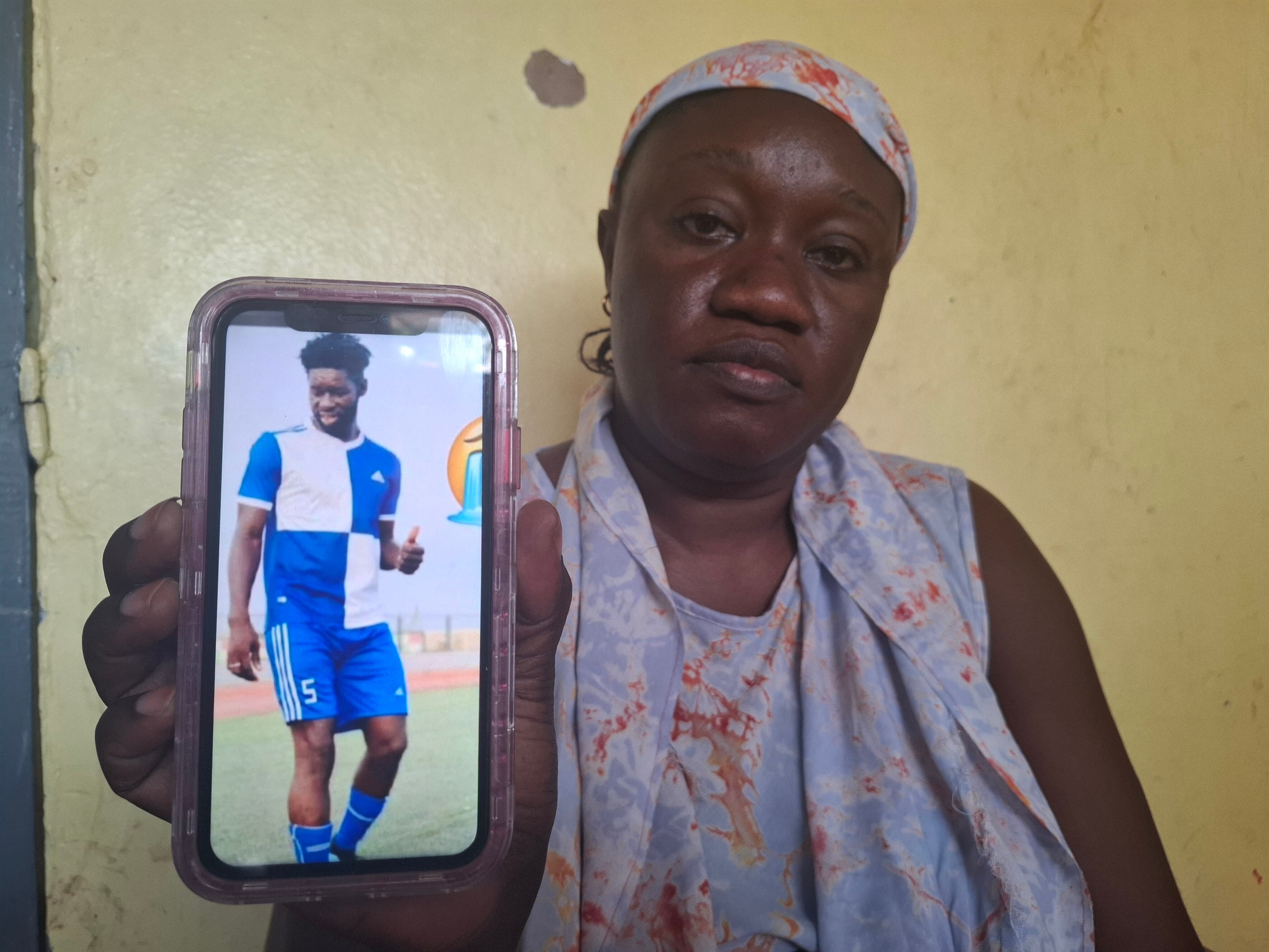 Mame Khady Samb, en su casa de Mbour (Senegal) muestra la foto de Fallou Diop, su sobrino fallecido en un cayuco el pasado 8 de septiembre, con la misma camiseta que llevaba el día del naufragio.