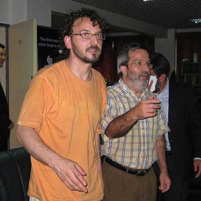 Alonso Boj (izquierda) y Josep Bufí, en el cuartel general de la policía en Abuja (capital de Nigeria) tras ser liberados.