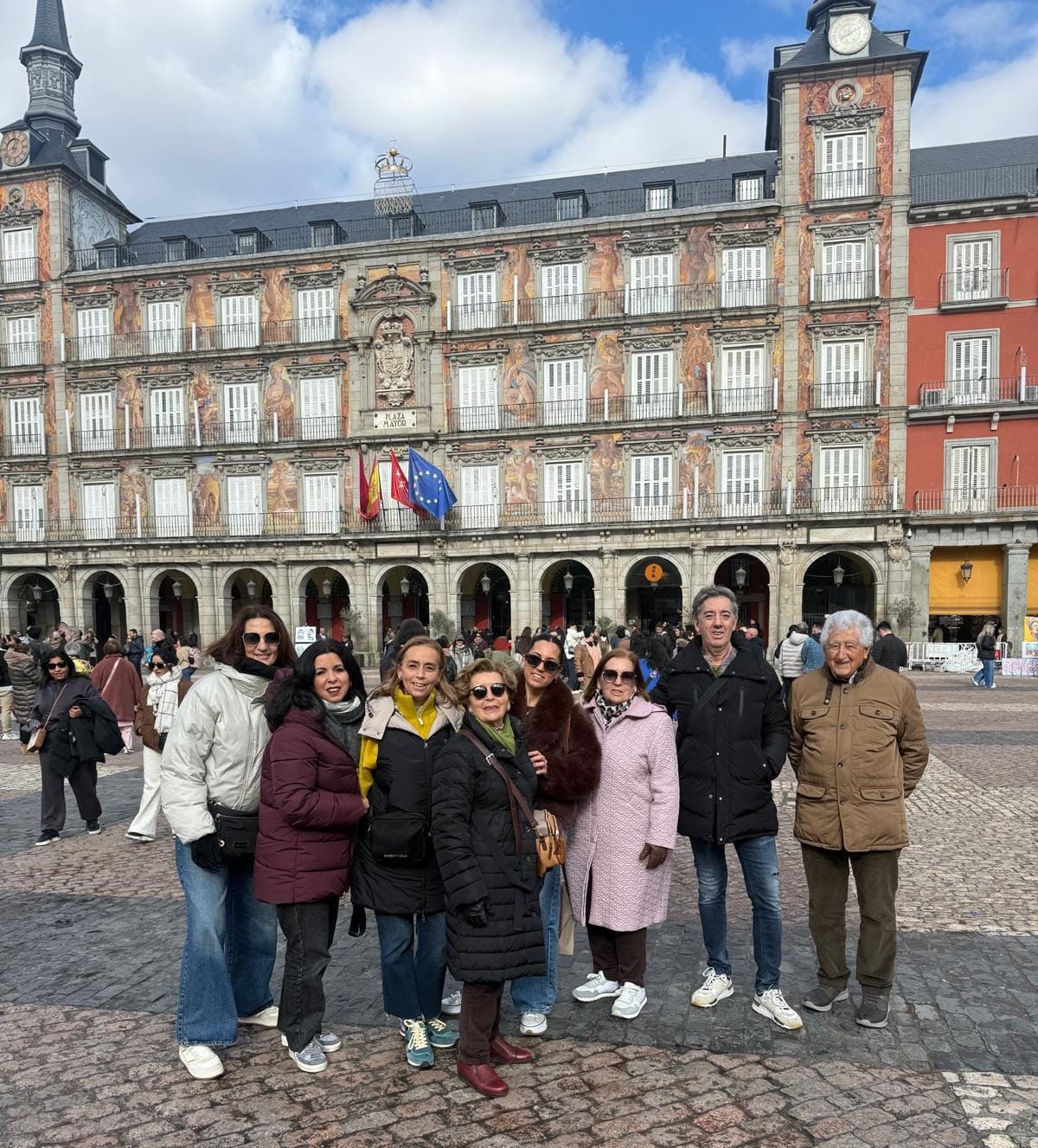 Concha Sánchez y su familia, en la Plaza Mayor de Madrid, durante el pasado fin de semana.