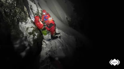 La operación de rescate de dos escaladores en la cara noroeste de Peña Ubiña, en León.