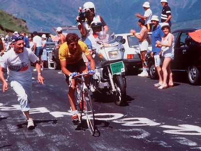 Pedro Delgado, al ataque en el Tour de Francia de 1988. El líder marcando distancias.