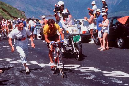 Pedro Delgado, al ataque en el Tour de Francia de 1988. El líder marcando distancias.