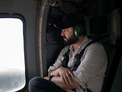 El presidente Gabriel Boric observa desde las alturas los incendios en Puren, Chile.