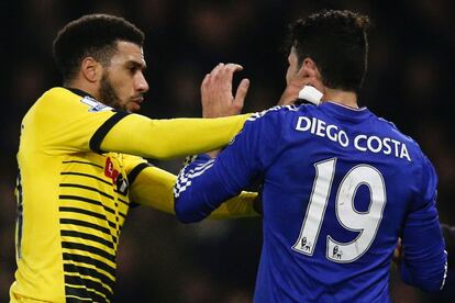 Etienne Capoue se encara con Diego Costa durante el Watford-Chelsea.  