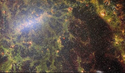 La galaxia espiral barrada NGC 5068 es una composición de dos de los instrumentos del telescopio espacial 'James Webb', MIRI y NIRCam.
