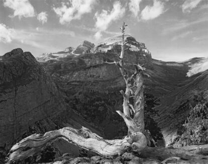 Vista del Monte Perdido desde el collado de Plana Canal, en el Pirineo de Huesca (1998). El libro de Zabalza cuenta con un prólogo del catedrático emérito de Geografía Eduardo Martínez de Pisón.