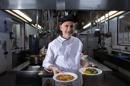 El chef Toni Perelló en la cocina de la residencia Fonstana, de Palma de Mallorca.