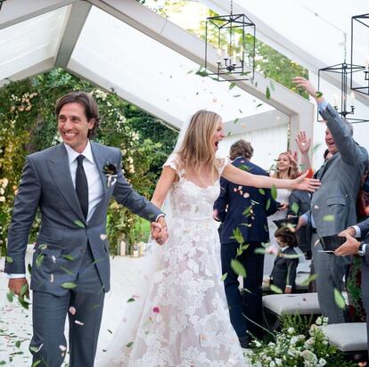 La actriz Gwyneth Paltrow y el productor y guionista Brad Falchuk se casaron en septiembre de 2018 en la villa que posee la intérprete en los Hamptons, Nueva York, después de cuatro años de relación. Se trató de la segunda boda para ambos. El guionista estuvo casado con la productora de televisión Suzanne Bukinik entre 1994 y 2013, con la que tiene dos hijos, Isabella y Brody. Por su parte, Paltrow, que estuvo comprometida con Brad Pitt a mediados de los noventa aunque no se casaron, pasó por el altar con Chris Martin, líder de la banda de música Coldplay, con quien estuvo casada durante nueve años y tienen dos hijos, Apple y Moses.