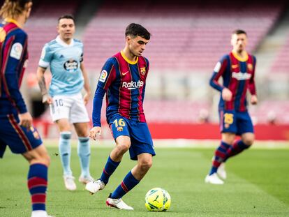 Pedri, en el centro de la imagen, conduce el balón en el partido contra el Celta.