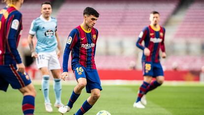 Pedri tiene el dominio del balón durante un partido contra el Celta de Vigo, en mayo.