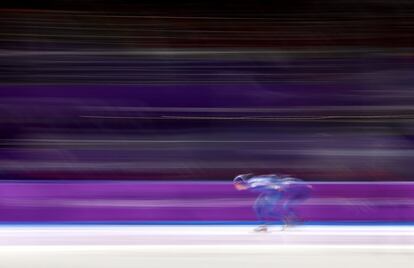 Seung-Hoon Lee, de Corea, compite en los 10.000m de patinaje de velocidad, en los Juegos Olímpicos de Invierno en Pyeongchang (Corea del Sur), el 15 de febrero de 2018.