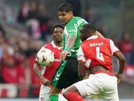 El Cucho, autor del gol del Betis, remata ante Diakaté, del Braga.