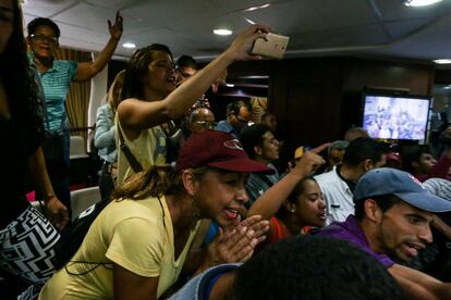 Decenas de simpatizantes del chavismo entraron por la fuerza al Palacio Federal Legislativo, sede de la Asamblea Nacional e irrumpieron en la sesión extraordinaria en la que se discutiría un juicio político contra el presidente Nicolás Maduro. 