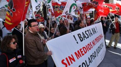 Participantes en la protesta celebrada hoy por la falta de medios en los juzgados de Lo Social de Valencia.