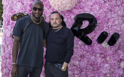 Virgil Abloh (director artístico de Louis Vuitton) y Kim Jones (director artístico de Dior Homme) en la presentación de la colección masculina de primavera-verano de Dior 2019 el 23 de junio en París.