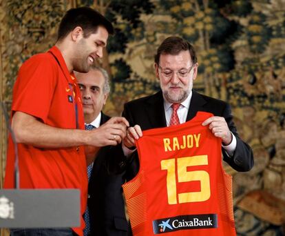 El presidente del Gobierno, Mariano Rajoy, recibe de manos de Felipe Reyes una camiseta con su nombre en el Palacio de La Moncloa, en la recepción a la Selección Española de Baloncesto tras ganar los Camponatos de Europa 2015, en 21 de septiembre 2015.