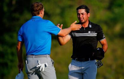 Spieth felicita a Day tras su victoria.