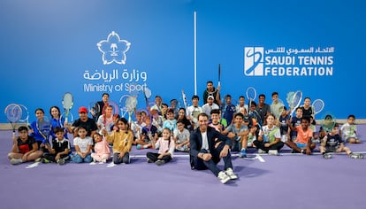 Nadal posa junto a un grupo de niños en la Mahd Academy de Riad, el pasado 10 de diciembre.
