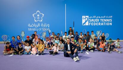 Nadal posa junto a un grupo de niños en la Mahd Academy de Riad, el pasado 10 de diciembre.