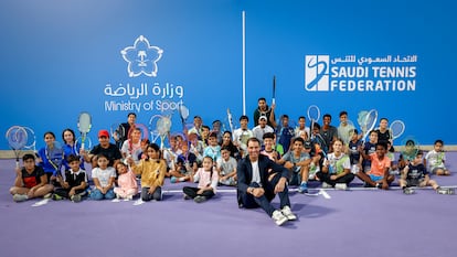 Nadal posaba junto a un grupo de niños en la Mahd Academy de Riad, el 10 de diciembre.